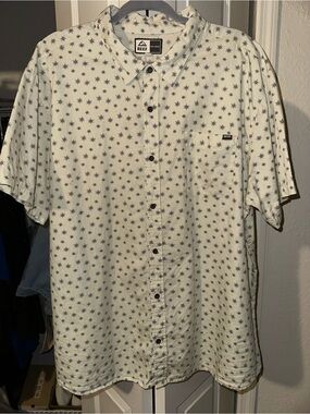 Reef Men’s Short-Sleeve Button-Down Shirt in Cream with Navy Star Print
